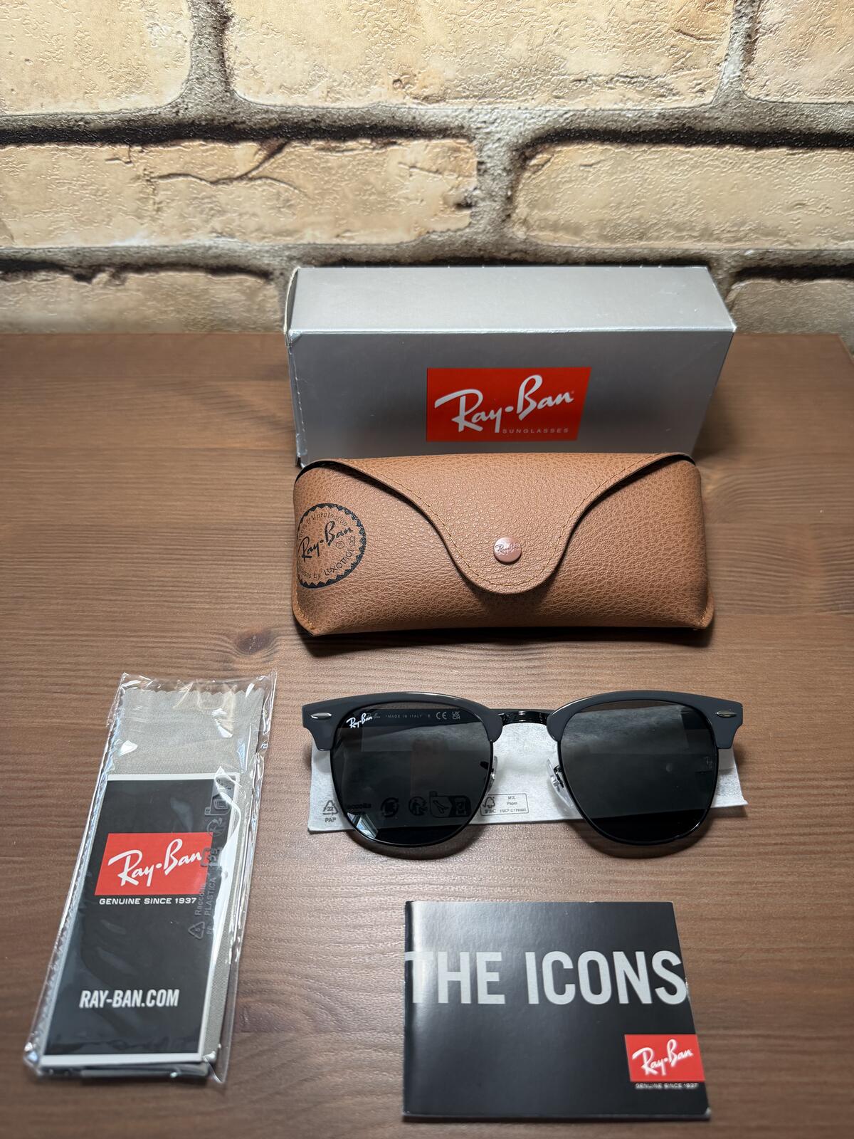 Ray-Ban Unisex RB3016 Clubmaster Square Sunglasses, Black/Dark Grey, 51 mm