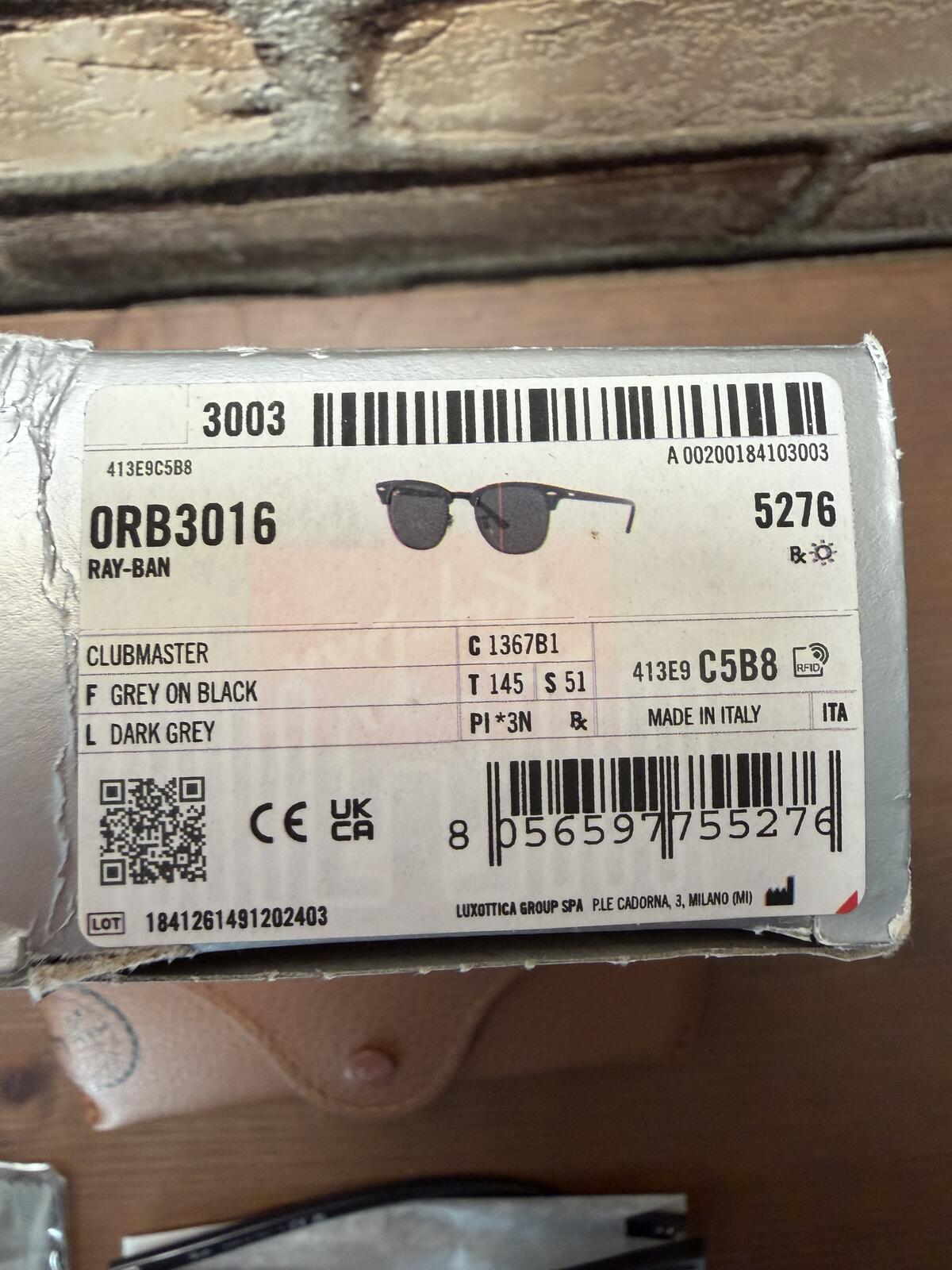 Ray-Ban Unisex RB3016 Clubmaster Square Sunglasses, Black/Dark Grey, 51 mm